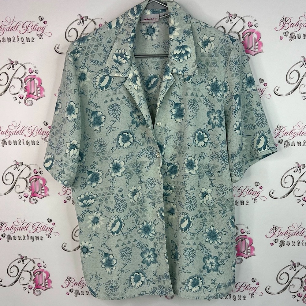 TanJay button up flowers splatter white Blue Floral Blouse vintage top tshirt